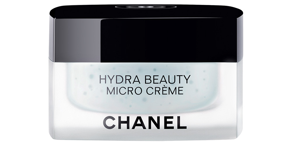 CHANEL. Die zarten Mikrokapseln in der Wohlfühltextur der neuen HYDRA BEAUTY MICRO CRÈME verschmelzen während des Auftragens und setzen einen konzentrierten Wirkstoffcocktail frei. Kamelien-Extrakte spenden intensiv Feuchtigkeit, wirken beruhigend und verhindern Wasserverlust, Wirkstoffe aus blauem Ingwer schützen vor schädlichen Umwelteinflüssen und stärken die Hautbarriere.