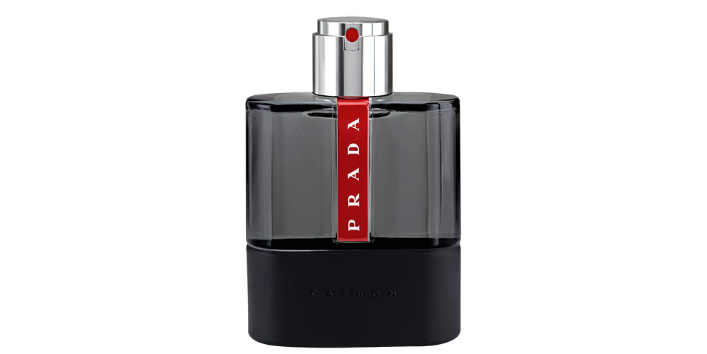 PRADA. Das neue Eau de Toilette LUNA ROSSA CARBON ist ein außergewöhnlicher Fougère-Duft mit einer äußerst raffinierten und lebendigen Duftkomposition aus Pflanzenextrakten und synthetischen Inhaltsstoffen. Italienische Bergamotte, leuchtend holziger Patschuli und trockene Amber treffen auf blumigen Lavendel, weich und grün, feuchten Boden sowie Gestein.